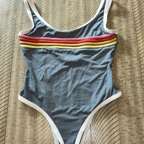 Rip curl 🏄🏻♀️🌊 Rainbow 🌈 Stripe One Piece Lined Swimsuit🩱Stays Put! - Picture 1 of 17